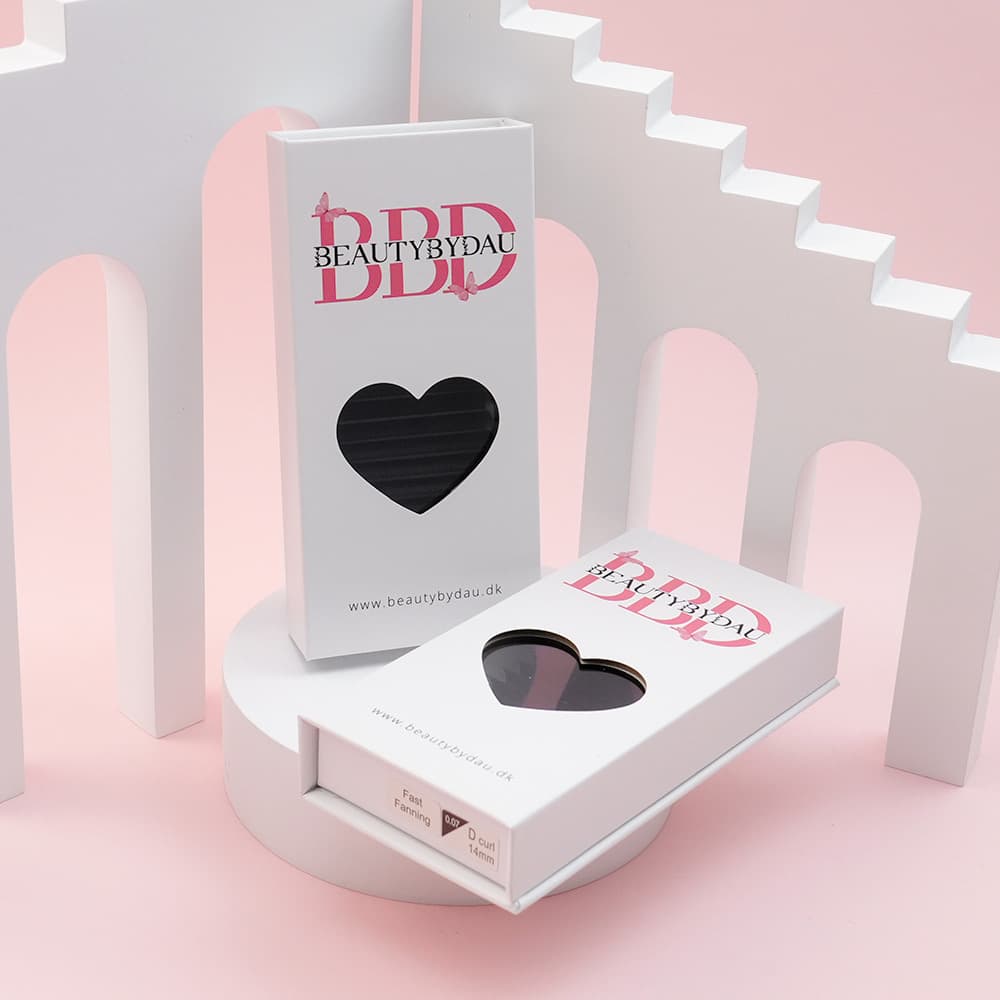 Volume lashes bakke med beautybydau logo og hvide trapper omme bagved